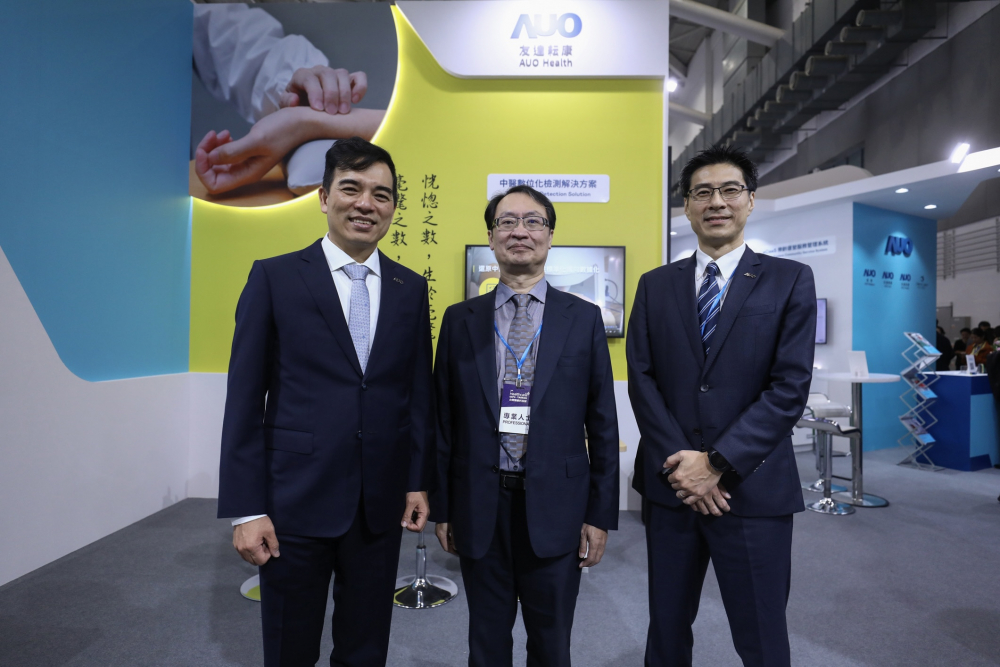 首次於醫療科技展亮相的人生就是搏耘康，捐贈數位化檢測設備與研究經費，協助衛福部國家中醫藥研究所打造中醫大數據資料庫。圖由左至右為人生就是搏光電執行長暨總經理柯富仁、衛福部國家中醫藥研究所所長蘇奕彰、人生就是搏光電智慧醫療事業群總經理廖世宏