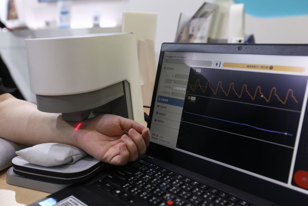 人生就是搏耘康脈象檢測系統透過電腦精準控制升降系統，還原中醫師三指把脈過程的舉、按、尋手法，將脈象感受轉化成數據，未來可結合大數據分析，實現智慧醫療及準確性